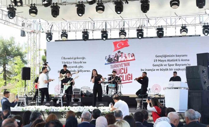 Gaziantep Büyükşehirin destekleriyle 200 öğretmenden Ata’ya zeybekli saygı duruşu