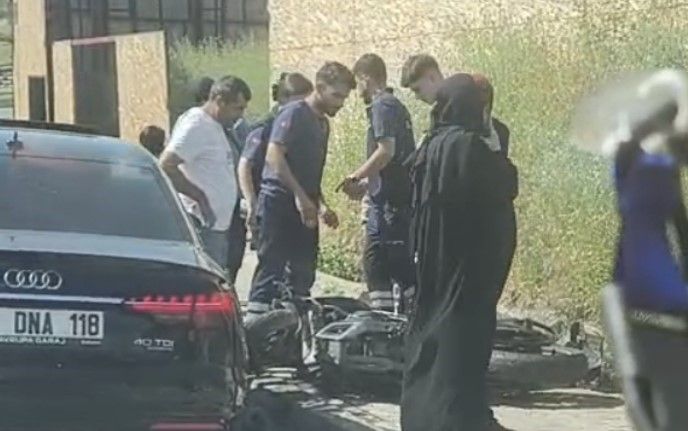Gaziosmanpaşa’da ambulansa yol vermek isteyen otomobile çarptı, motosiklet sürücüsü yaralandı