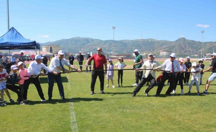 Geleneksel çocuk oyunları şenliği renkli görüntülere sahne oldu