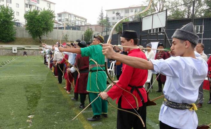 Geleneksel Türk okçuluğunda gençler Kütahya’da buluştu