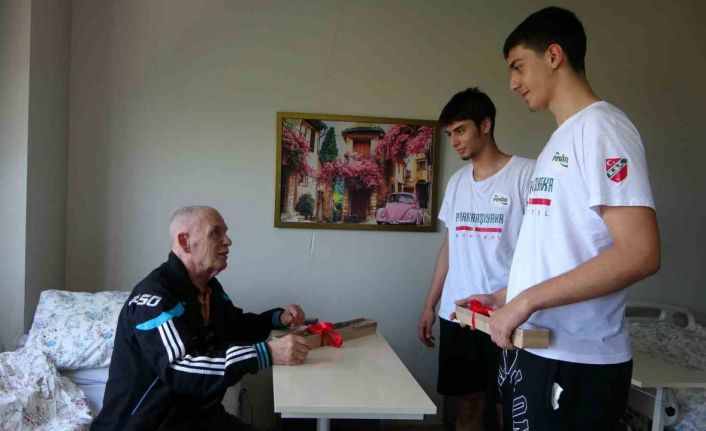 Genç basketbolculardan yaş almışlara anlamlı ziyaret