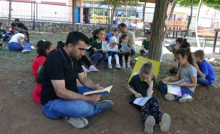 Gercüş’te öğrenciler anne, baba ve öğretmenleriyle kitap okudu