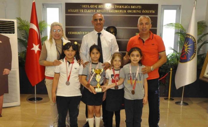 GKV’nin altın kulaçları şampiyonluk madalya ve kupalarını kaptırmadı