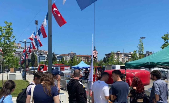 Gökyüzünde adrenalin dolu anlar: Çanakkale türküsünü söyledi