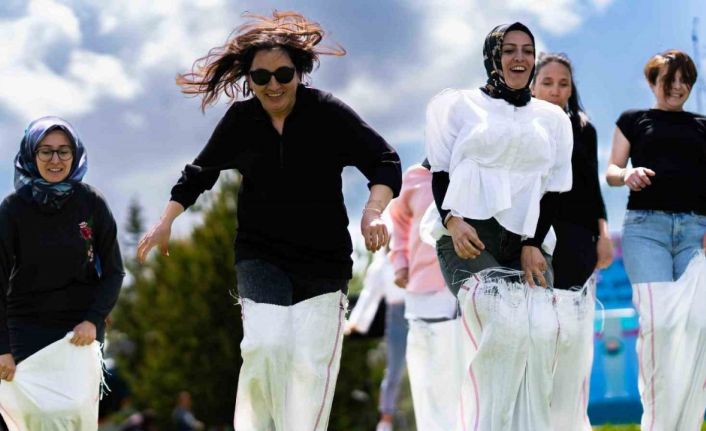 Gölbaşı’nda anneler günü kutlamaları renkli görüntülere sahne oldu