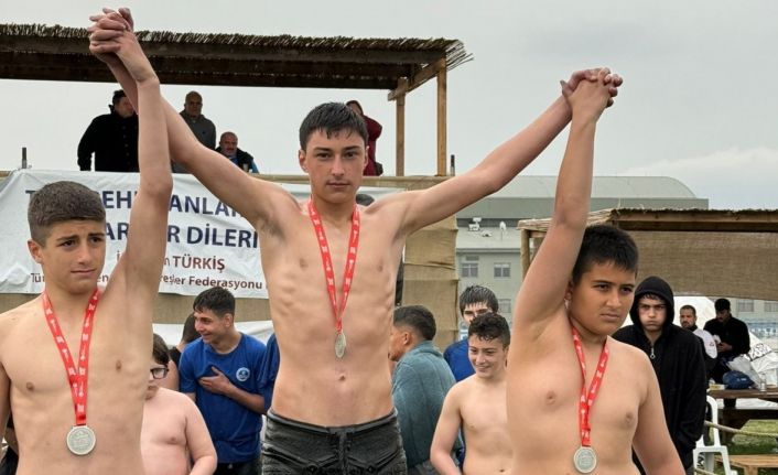 Gölcüklü pehlivanlar başarıya doymuyor