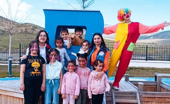 Gönüllü gençler çocukları renklendirdiler