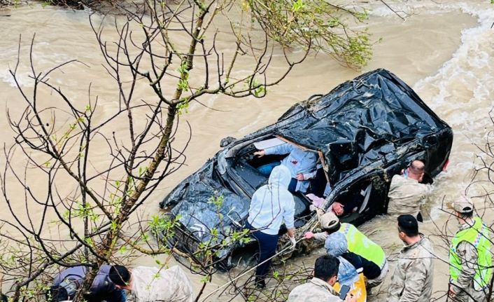 Gümüşhane’de otomobil dereye uçtu aynı aileden 1 çocuk öldü, 4 kişi yaralandı