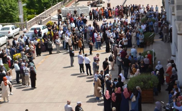 Hacı adayları kutsal topraklara dualarla uğurlandılar