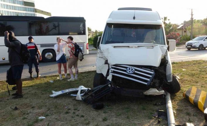 Hafif ticari araç ile tur aracı çarpıştı, 3’ü turist 4 kişi yaralandı