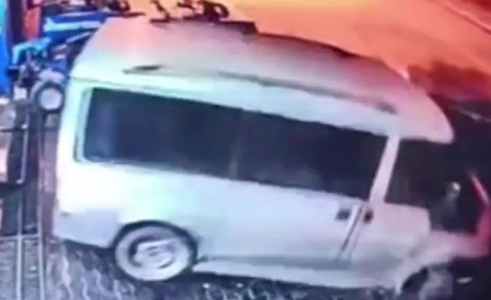 Hafif ticari araç önce patpata sonra minibüse çarptı: O anlar kamerada