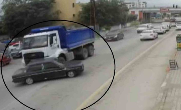 Hafriyat kamyonu, otomobili oyuncak araba gibi önüne aldı: O anlar kamerada