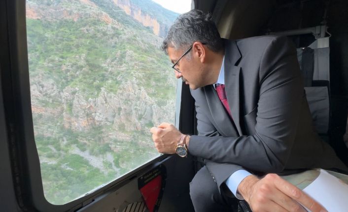 Hakkari Valisi Çelik, derede kaybolan çocuğu arama çalışmalarını havadan inceledi