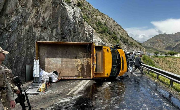 Hakkari-Van yolunda trafik kazası, 2 yaralı
