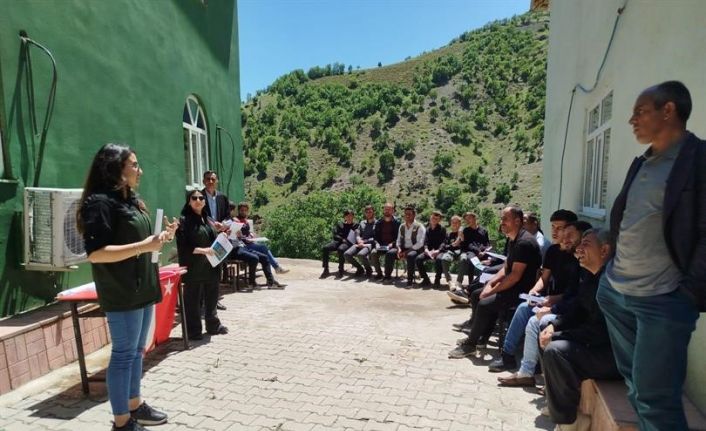 Hakkari’de besiciler şap hastalığı konusunda bilgilendiriliyor