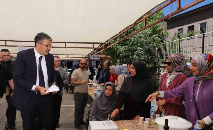 Hakkari’de cami yararına hayır çarşısı kuruldu