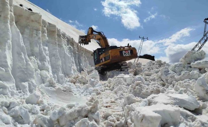 Hakkari’de kar tünelleri arasında zorlu ulaşım mücadelesi