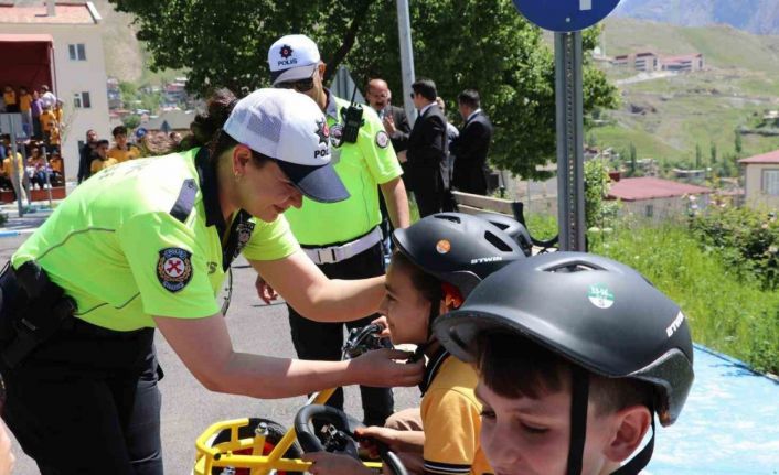 Hakkâri’de trafikte bilinçli nesillerin yetişmesi için eğitimler devam ediyor