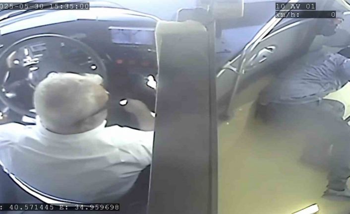 Halk otobüsünde epilepsi nöbeti geçiren yolcuyu şoför hastaneye yetiştirdi