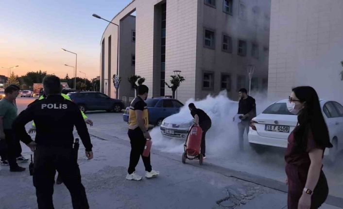 Hastane otoparkında park halindeki araç alevlere teslim oldu
