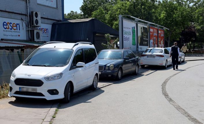 Hatalı park yaparak yaya geçişlerini engelleyen araç sürücüleri tek tek uyarıldı