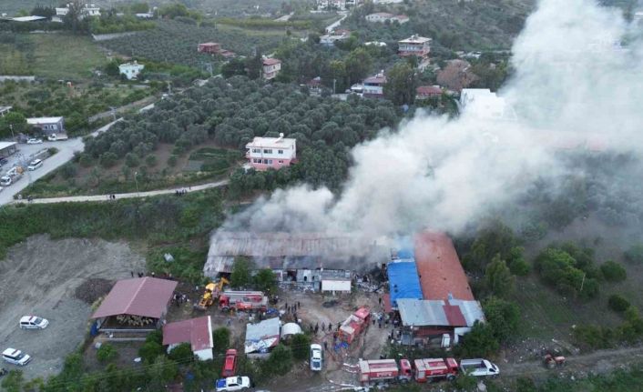 Hatay’da tekstil fabrikasındaki yangın söndürüldü