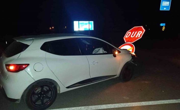 Hisarcık’ta ehliyetsiz ve alkollü sürücü ’Dur’ levhasına çarptı: 1 yaralı