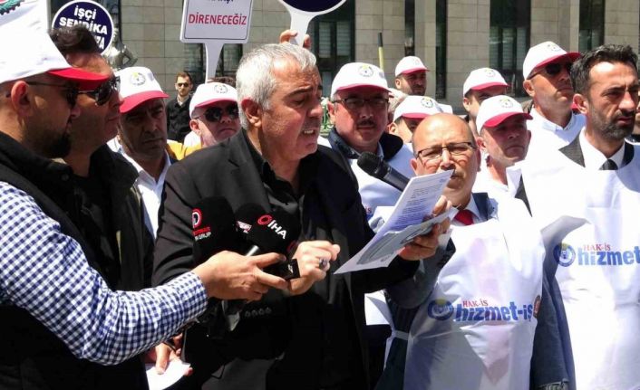 Hizmet-İş Sendikası’ndan Kütahya Belediyesi önünde tepki: "İş barışını bozan uygulamalara son verin"