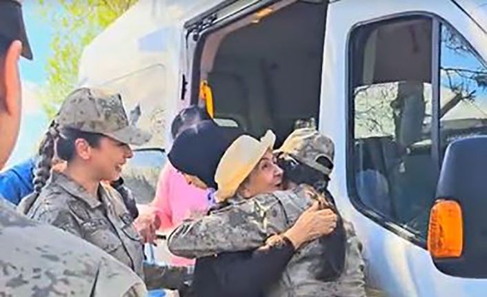 Huzurevi sakinlerinden jandarmaya Anneler Günü ziyareti