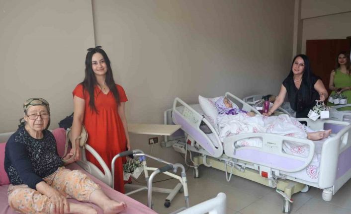 Huzurevinde Anneler Günü kutlaması