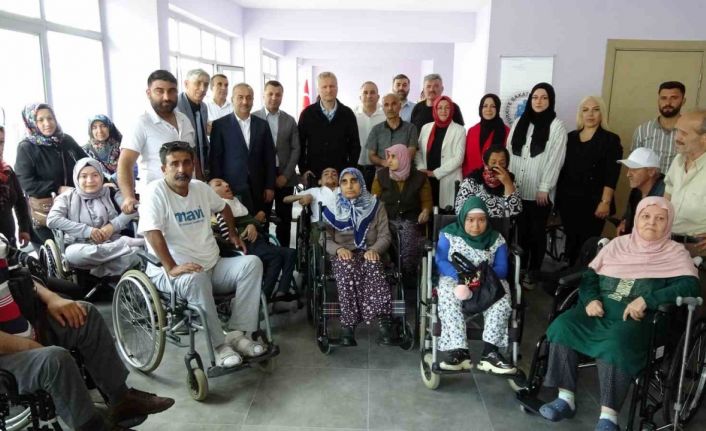 İhtiyaç sahibi engelliler bayram öncesinde sandalyelerine kavuştu