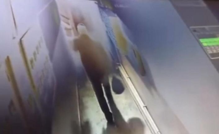 İki farklı motosiklet hırsızlığı, iki farklı kamerada: Birisi çaldı, diğeri kaçtı