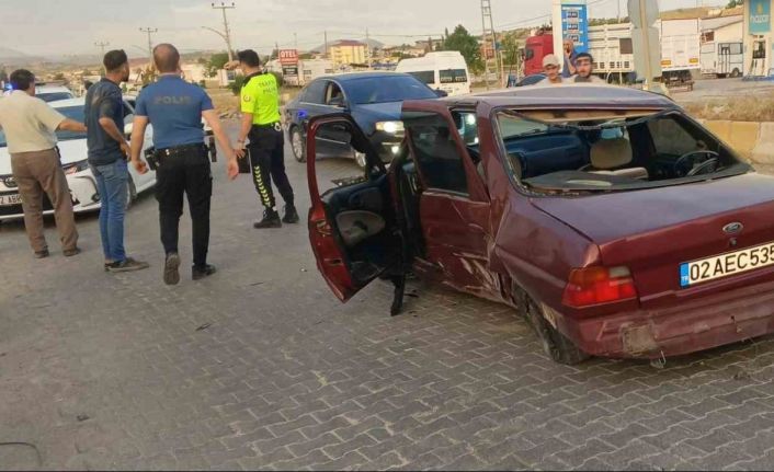 İki otomobil çarpıştı: 1 yaralı