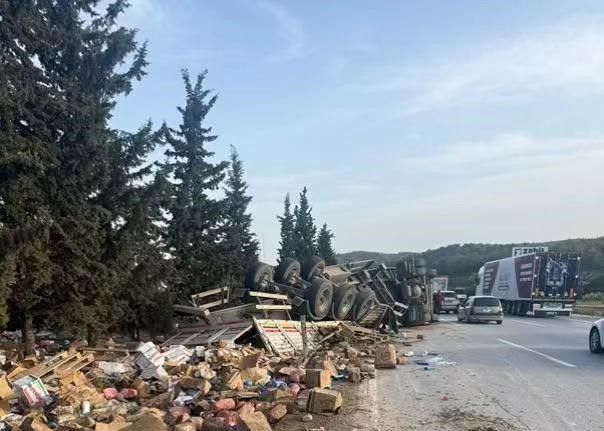 İki tır ve bir otomobilin karıştığı kazada otoyol savaş alanına döndü