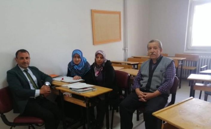 İlerlemiş yaşlarına rağmen okuma yazma öğreniyorlar