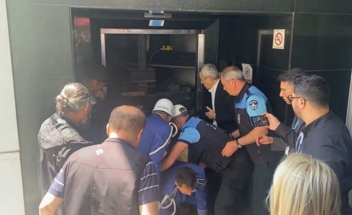 İlhan Şeşen’in cenazesi asansörde mahsur kaldı