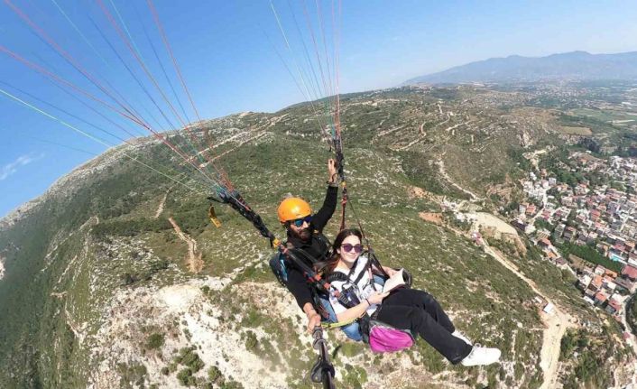 İlk kez paraşütle uçmanın keyfini yaşayan depremzede çocuklar, metrelerce yüksekte kitap okudular
