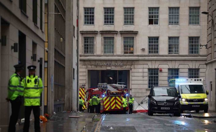 İngiltere’de şampiyonluk kutlamasında araç kalabalığın arasında daldı: 3 yaralı