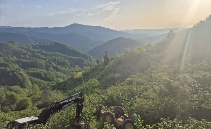 İş makinası şarampole devrildi, operatör atlayarak kurtuldu