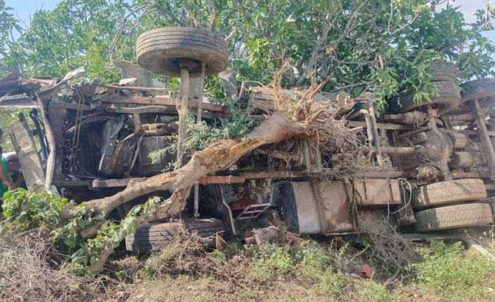 İş makinesini deviren sürücü faciayı engelledi