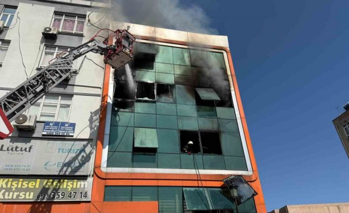 İş merkezinde yangın: 2 işçi atlayarak kurtulmaya çalıştı