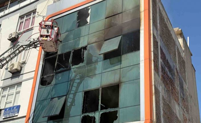 İş merkezindeki imalathanede çıkan yangın kontrol altına alındı