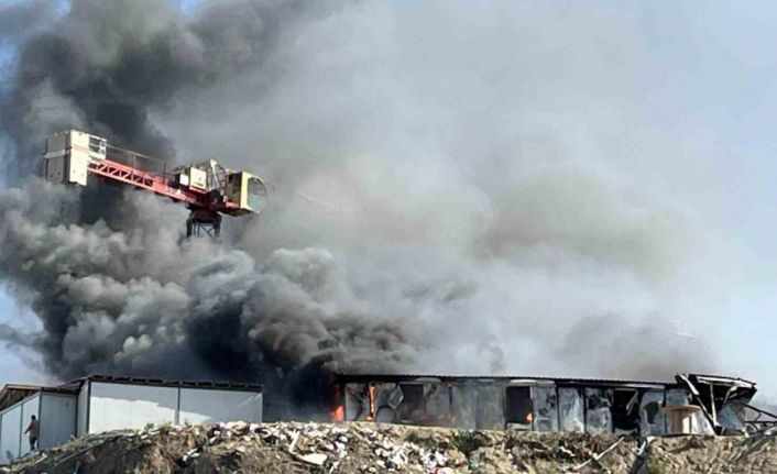 İşçilerin kaldığı konteyner yatakhane alevlere teslim oldu