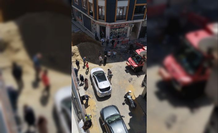 İstanbul Bayrampaşa kanalizasyon çalışmaları sırasında meydana gelen göçükte 1 işçi, toprak altında kaldı. Göçükte kalan işçiyi kurtarma çalışmaları sürüyor.