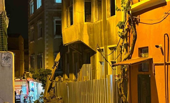İstanbul Fatih Ayvansaray’da, metruk binada çökme meydana geldi. İhbar üzerine itfaiye, AFAD, UMKE ve sağlık ekipleri sevk edildi.