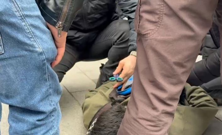 İzinsiz yürümek isteyen gruba polis müdahalesi, göstericinin çantasından makas çıktı: "Burun kıllarımı alıyorum"