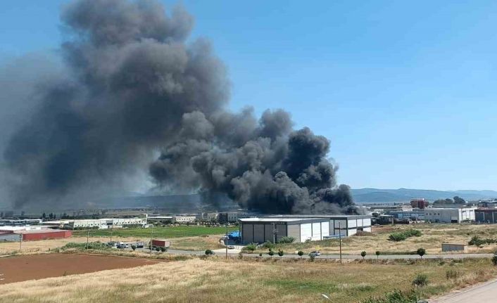 İzmir’de plastik sandalye fabrikasında yangın