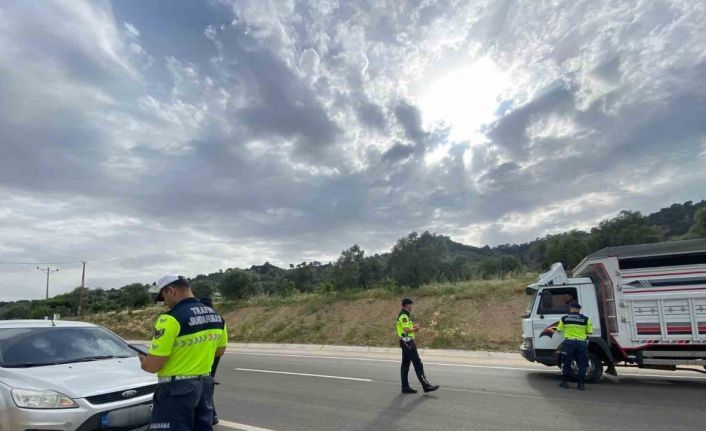 Jandarma kural tanımaz sürücülleri affetmedi