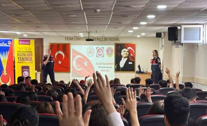 Jandarma liseli gençleri bilgilendirdi