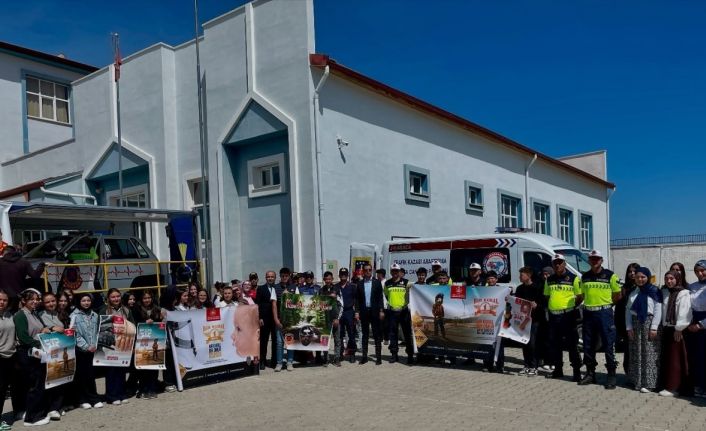 Jandarma’dan 160 öğrenciye emniyet kemeri ve eğitimi